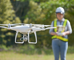スタッフがドローンを操作